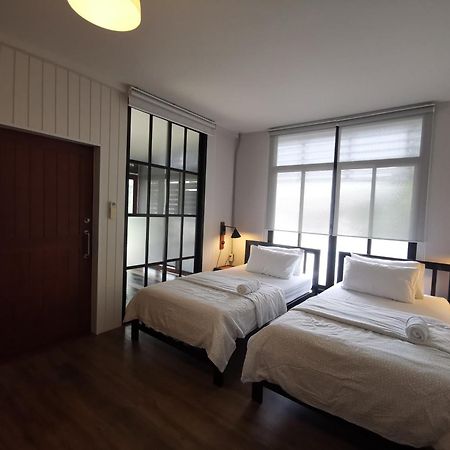 Liaw Base House Hostel Bangkok Bagian luar foto