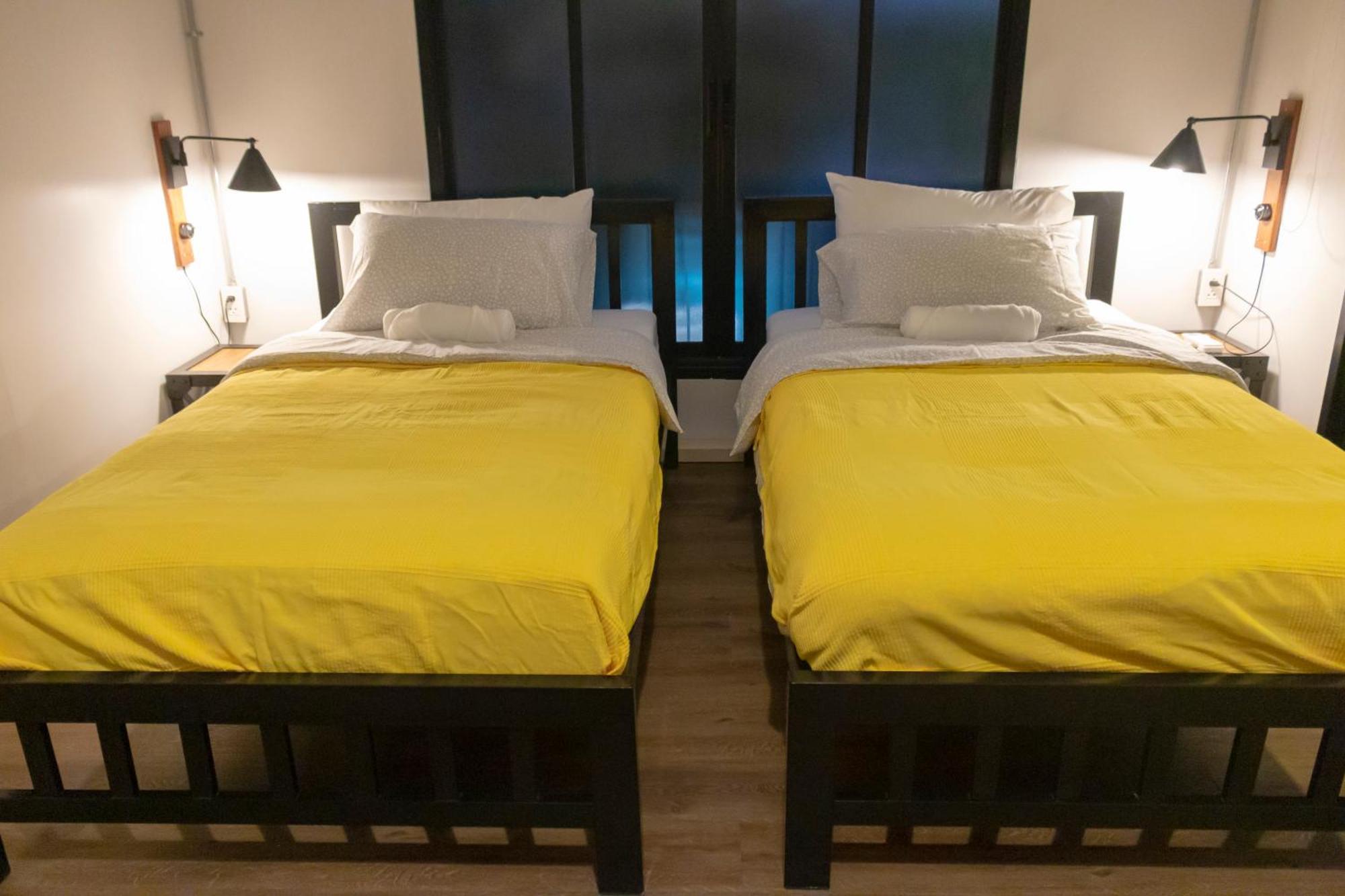 Liaw Base House Hostel Bangkok Bagian luar foto